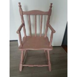 Oud roze kinderstoeltje