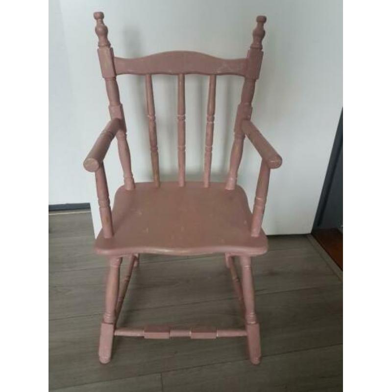 Oud roze kinderstoeltje