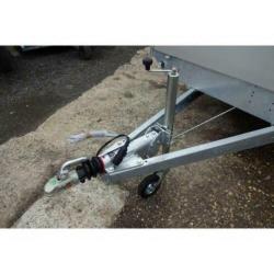 Bij Eemsned Eduard 4 x 2 plateauwagen op voorraad € 2350,--