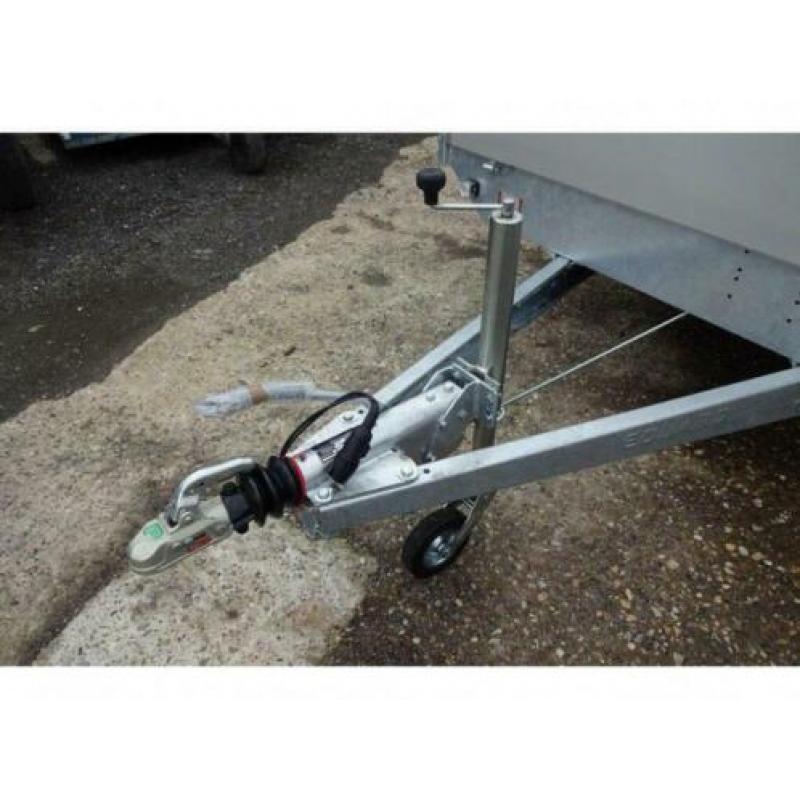 Bij Eemsned Eduard 4 x 2 plateauwagen op voorraad € 2350,--