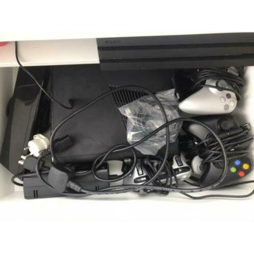 Xbox 360 with Kinect, 5 controllers and 5 games