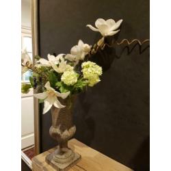 prachtig, fris, voorjaarstuk incl. vaas - ruim 50 cm. hoog