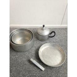 5 delig aluminium Pannenset voor op de camping +waterkeleltj