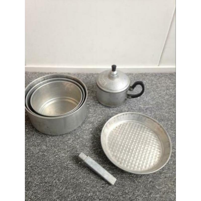 5 delig aluminium Pannenset voor op de camping +waterkeleltj