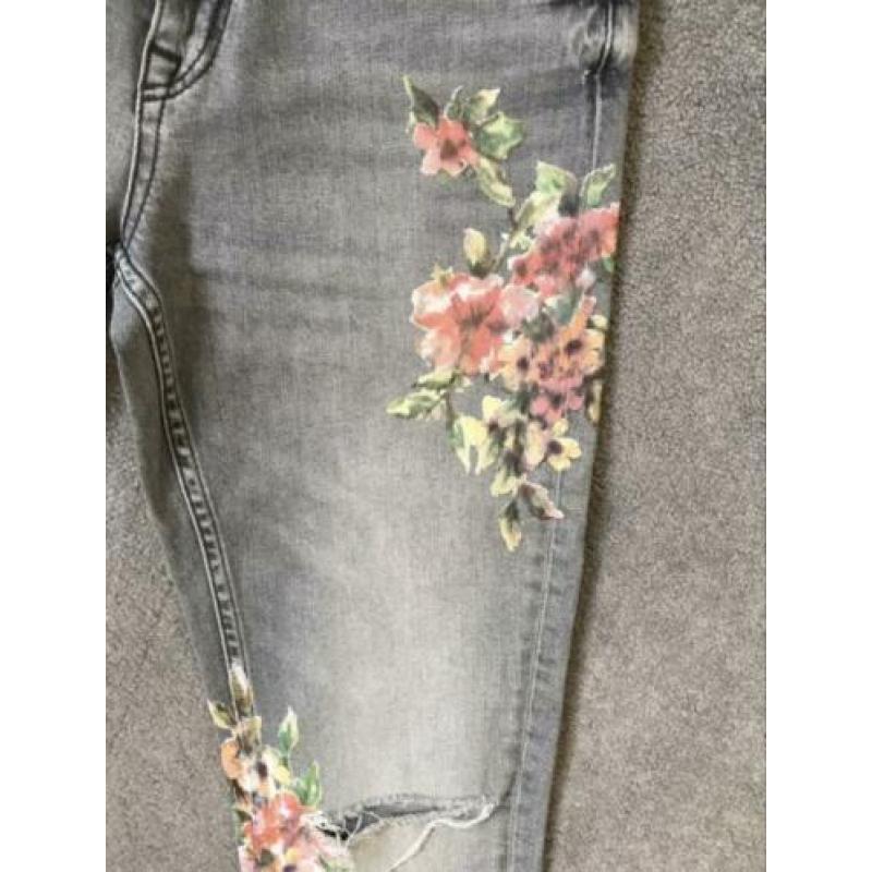 Zara grijze jeans met bloemenprint in maat xs