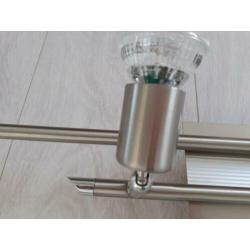 3x metalen plafondspot met 4 led lampen.