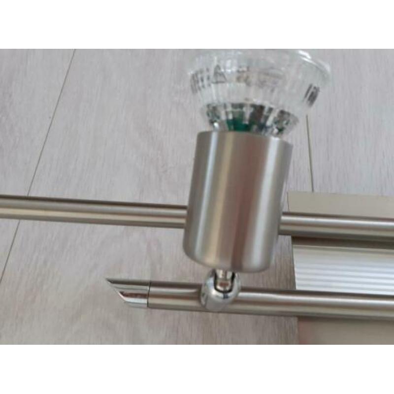 3x metalen plafondspot met 4 led lampen.
