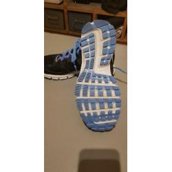 Nike sportschoen, alleen binnen gedragen.