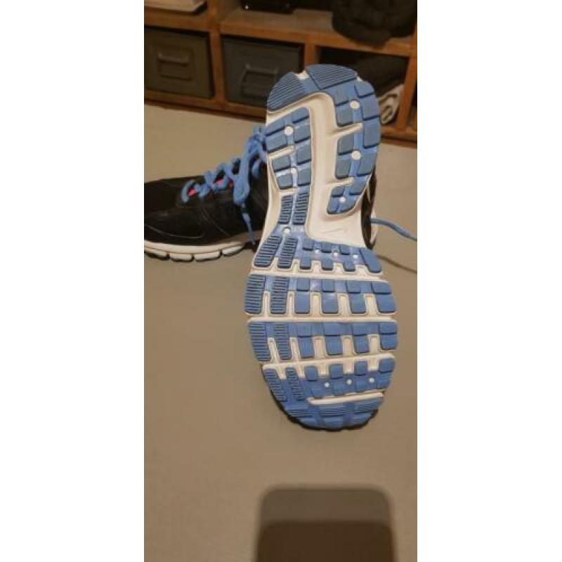 Nike sportschoen, alleen binnen gedragen.