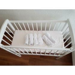 Babywieg met verstelbare zijkant