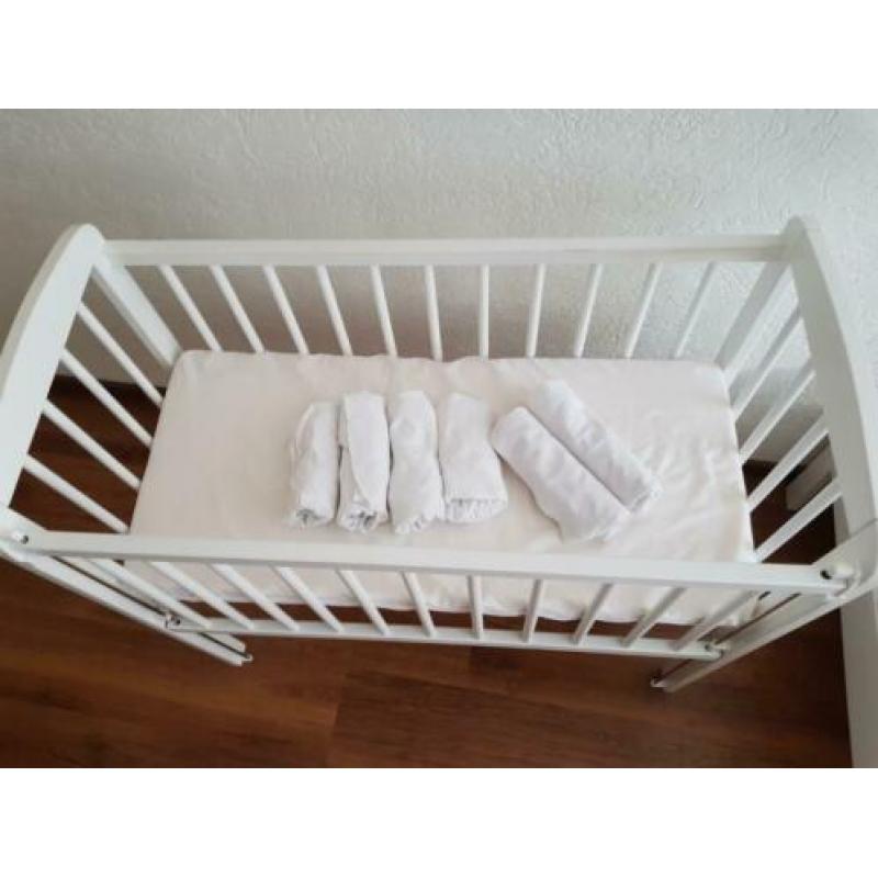 Babywieg met verstelbare zijkant