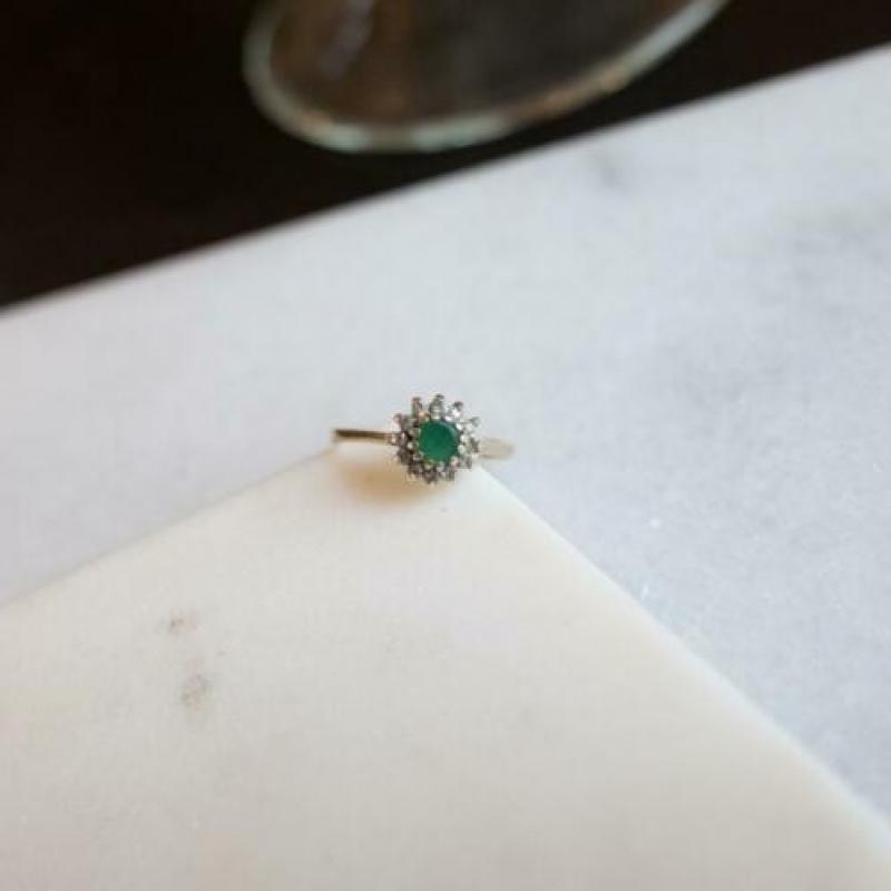 gouden ring smaragd en diamanten 10 karaats goud