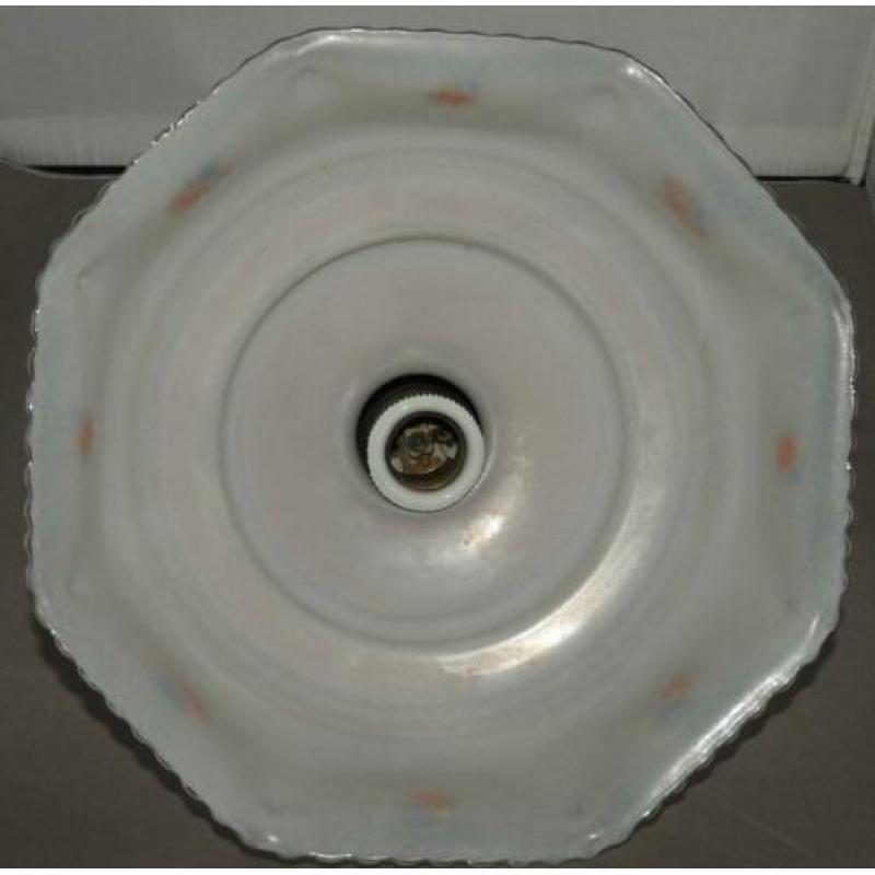 Antieke hanglamp met opaalglas kap en goud bloemen decoratie