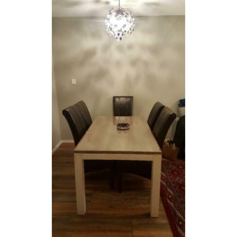 Mooie houten eettafel