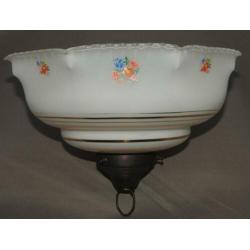 Antieke hanglamp met opaalglas kap en goud bloemen decoratie