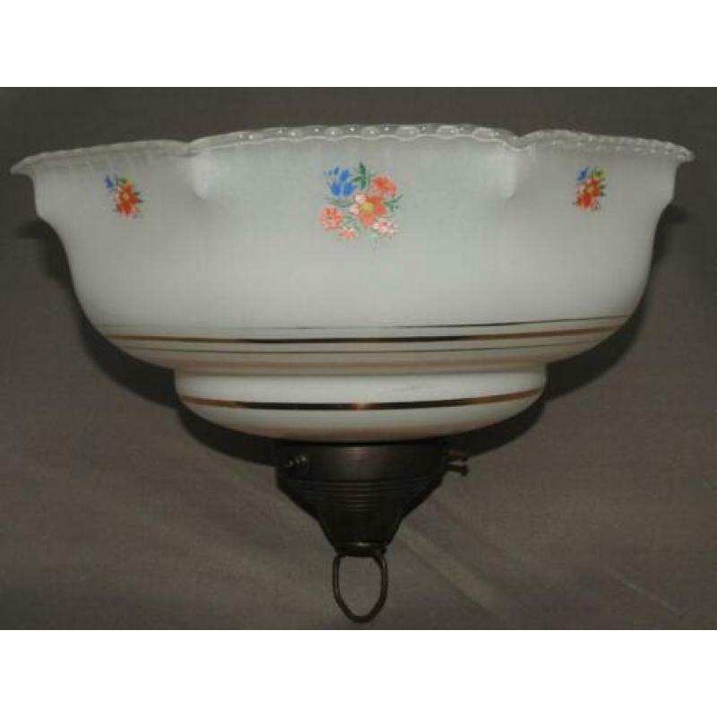 Antieke hanglamp met opaalglas kap en goud bloemen decoratie