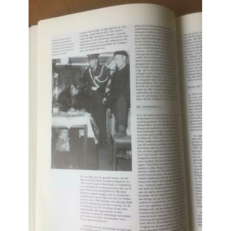 de grens gemarkeerd grenspalen en grenskantoren fraai boek