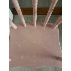 Oud roze kinderstoeltje