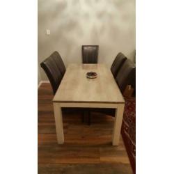 Mooie houten eettafel