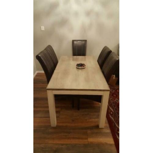 Mooie houten eettafel