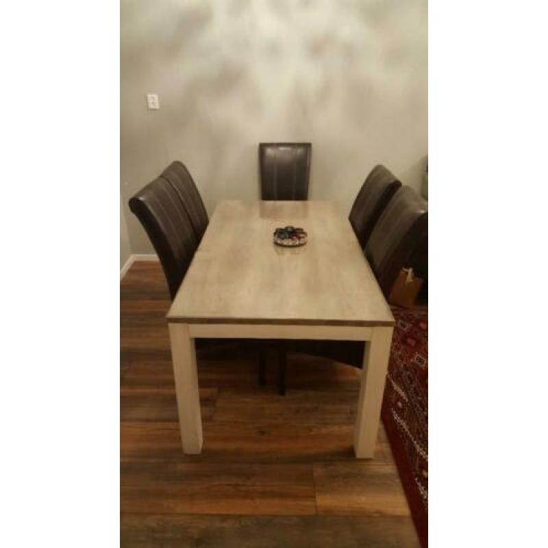 Mooie houten eettafel