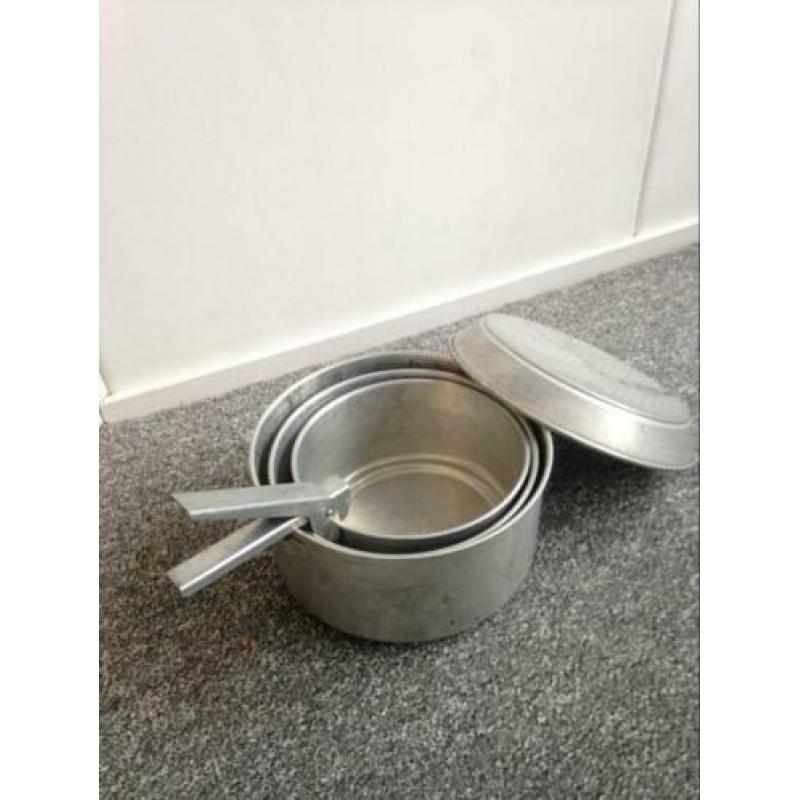 5 delig aluminium Pannenset voor op de camping +waterkeleltj