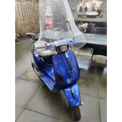 Vespa s custom blauw kenteken 2011
