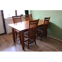 Teak houten eettafel met 4 stoelen