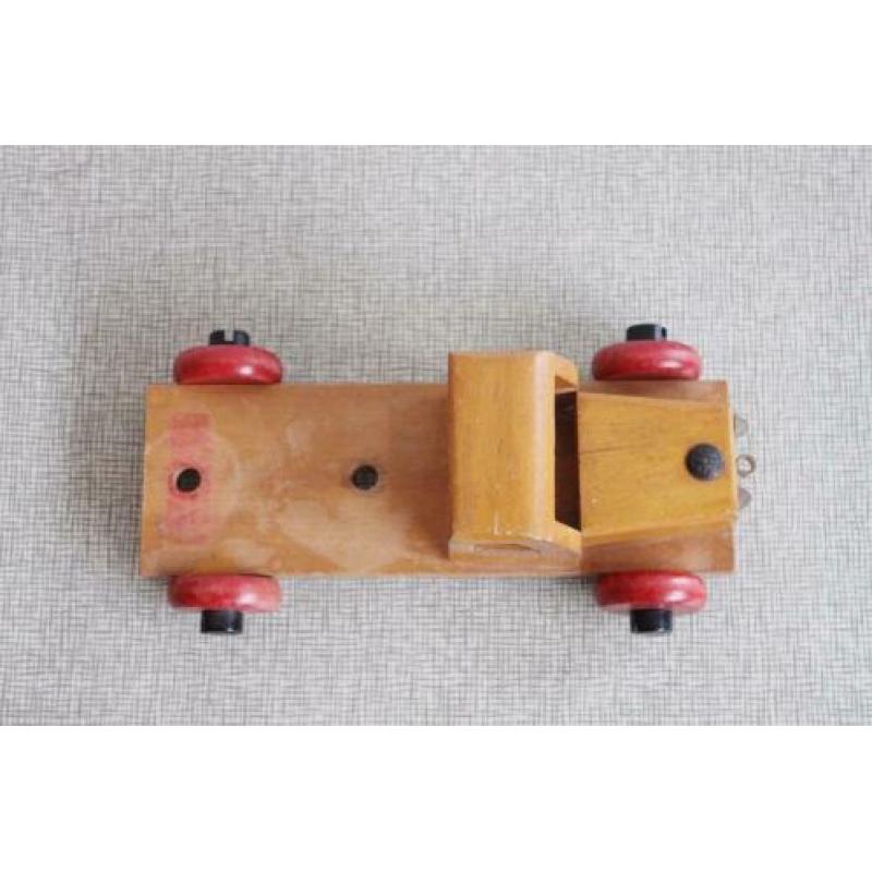 Houten auto van het merk sio