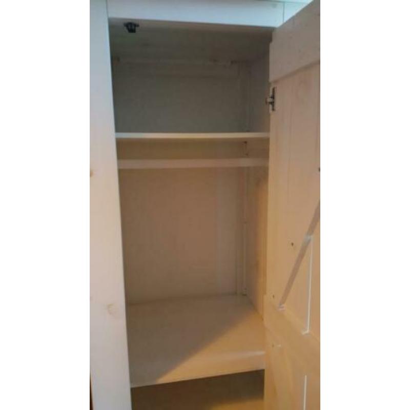 Nette kledinglast wit evt. voor op kinderkamer