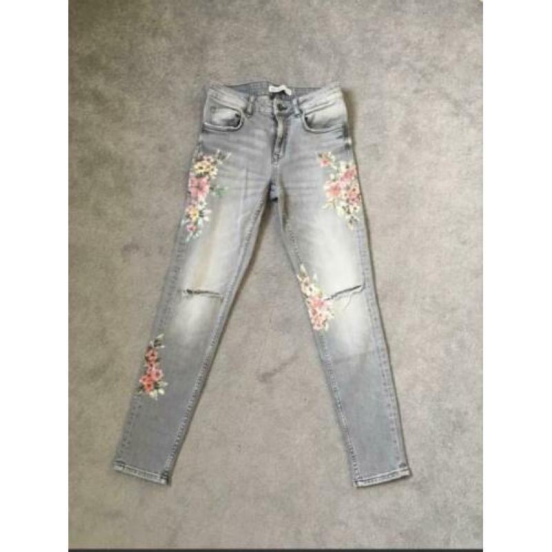 Zara grijze jeans met bloemenprint in maat xs