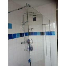 Glazen douche wand