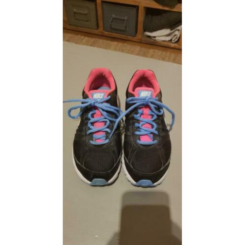 Nike sportschoen, alleen binnen gedragen.