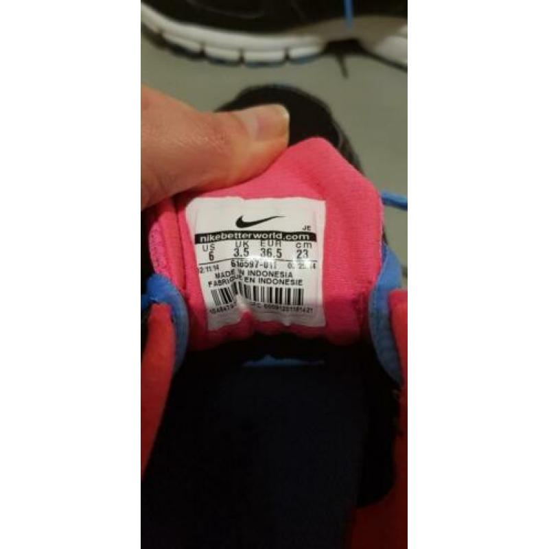 Nike sportschoen, alleen binnen gedragen.