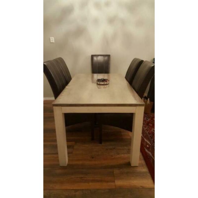 Mooie houten eettafel
