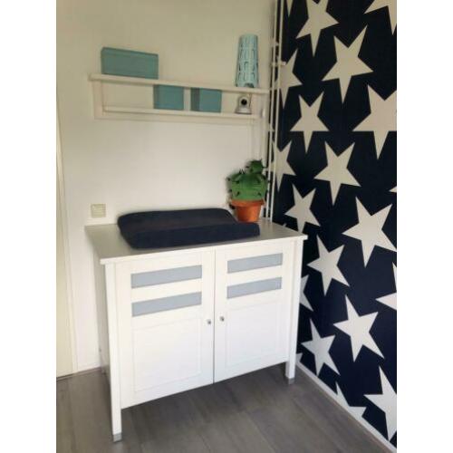 Kinderkamer set: ledikant, kledingkast en commode