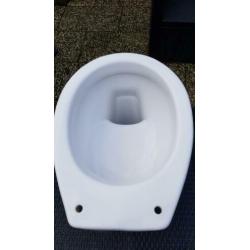 Toiletpot met ACHTER uitlaat