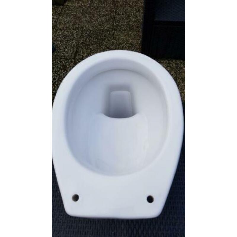 Toiletpot met ACHTER uitlaat