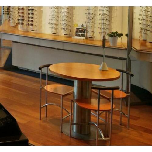 4x RONDE TAFEL EN 11 BIJPASSENDE STOELEN.