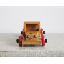 Houten auto van het merk sio