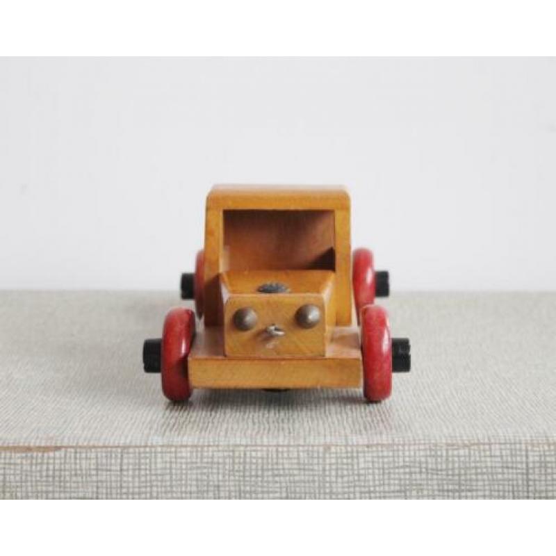 Houten auto van het merk sio