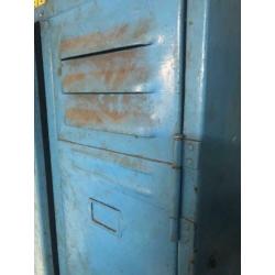 Doorleefde locker kast oude geklonken kast industrieel