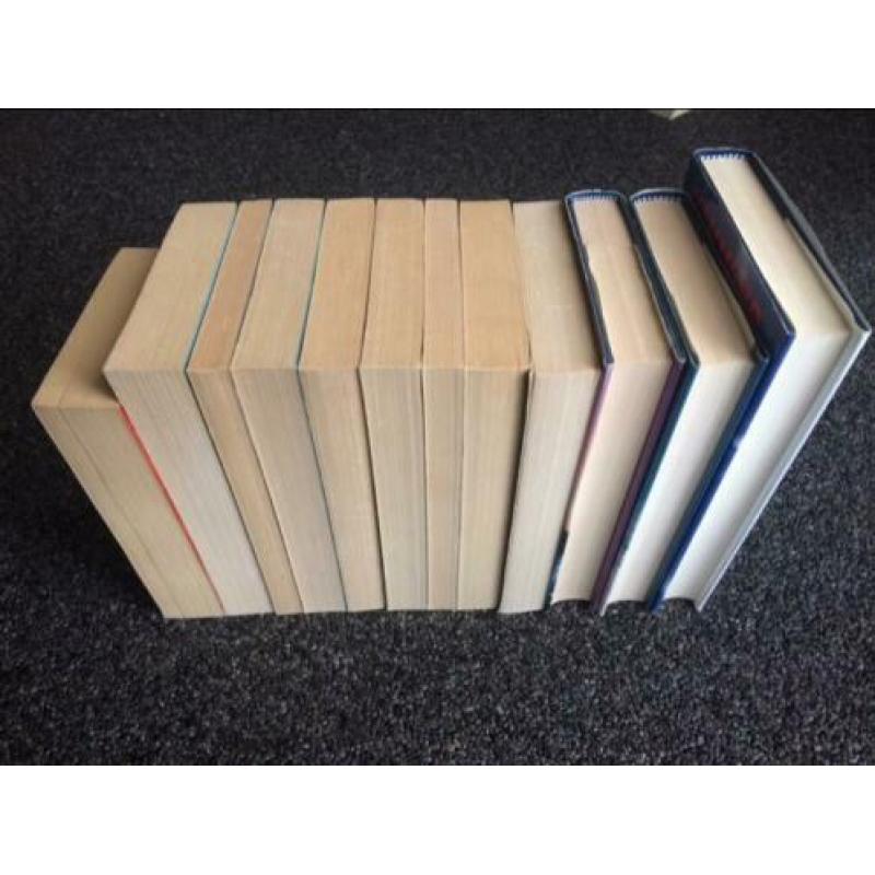 12 boeken van Hammond Innes - per stuk of per partij