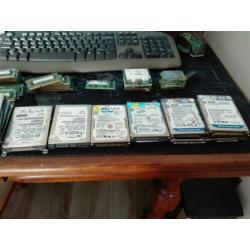 Diverse laptops en toebehoren