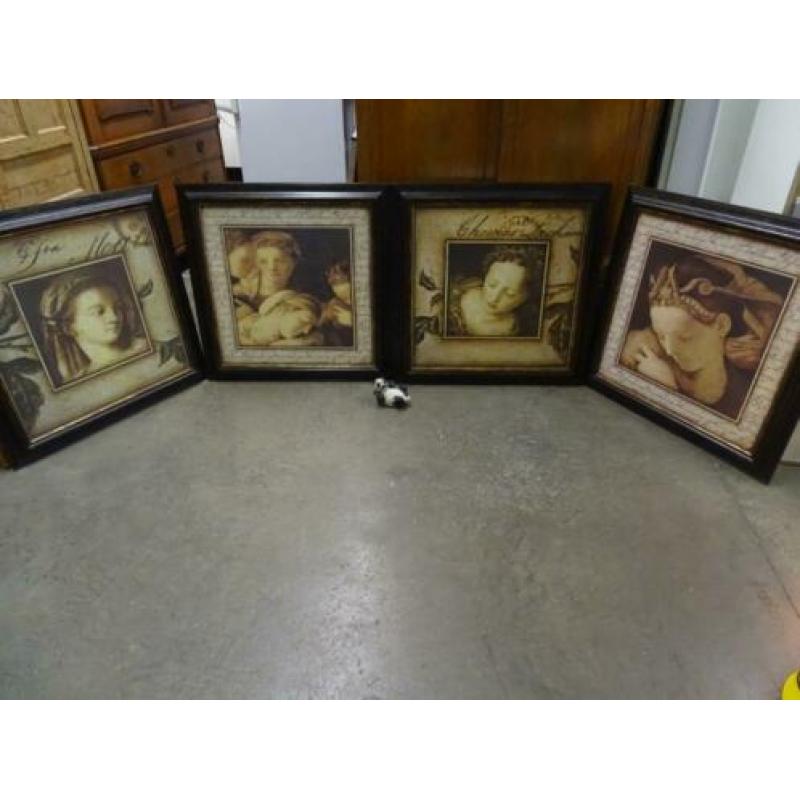 4 Prenten van dames in een mooie houten lijst