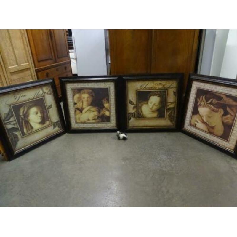 4 Prenten van dames in een mooie houten lijst