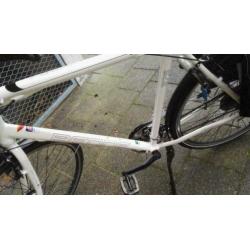 izgs mooie witte BeOne crossover herenfiets 61"