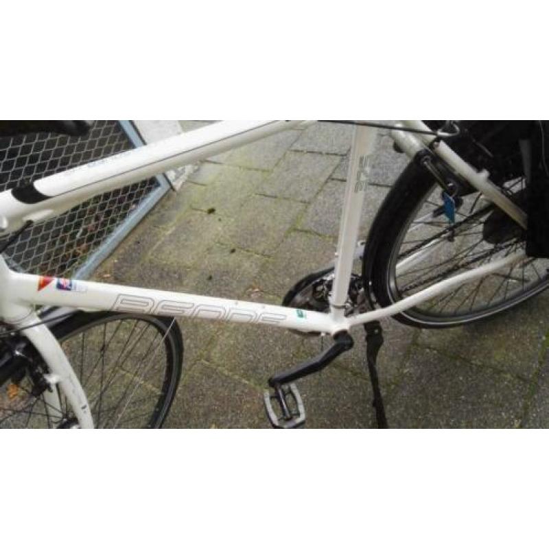 izgs mooie witte BeOne crossover herenfiets 61"