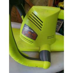 Een leuke en een goed werkende snoei machine voor coniferen