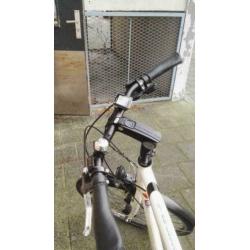 izgs mooie witte BeOne crossover herenfiets 61"